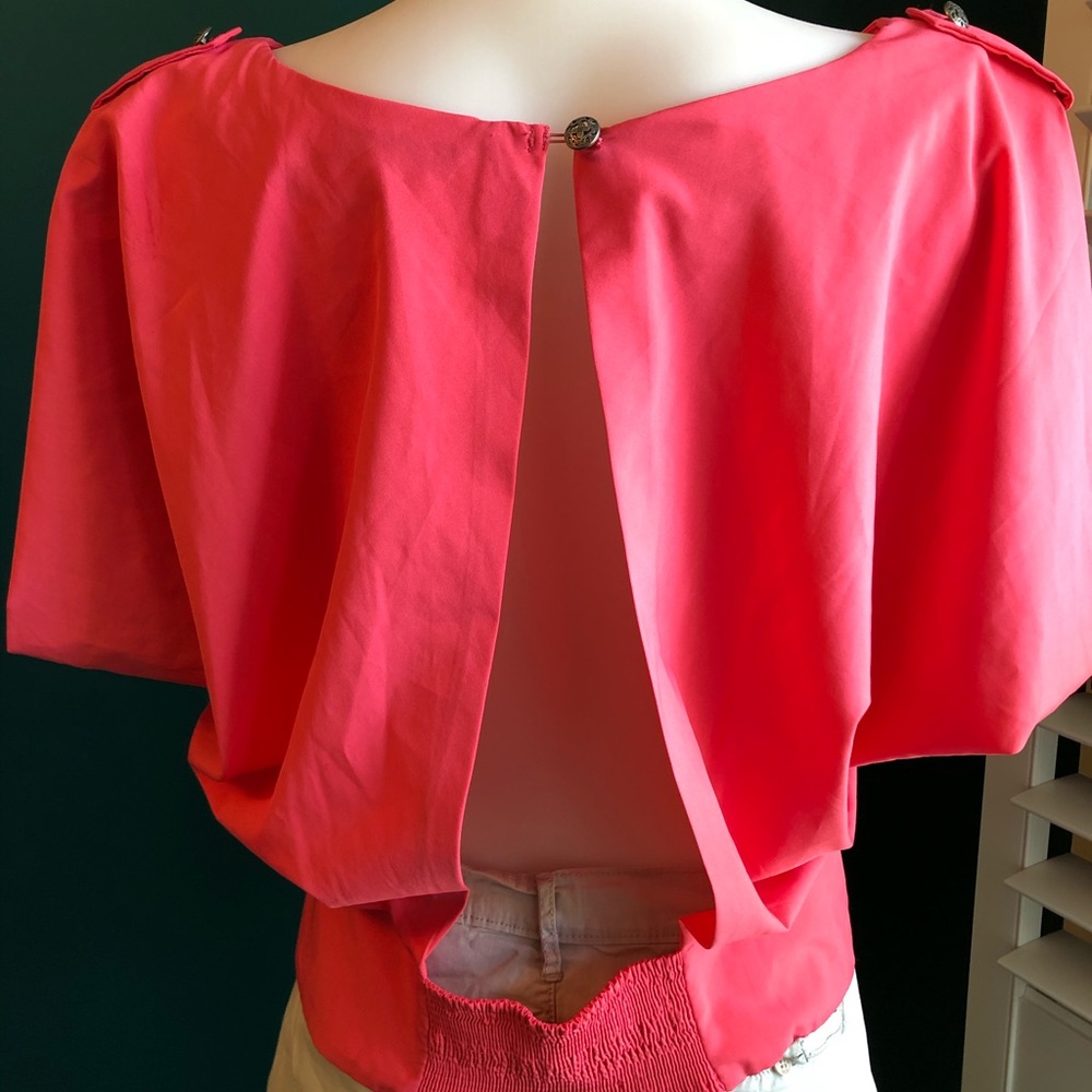 Pink backless blouse. - Picture 5 of 6